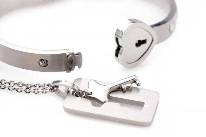 Vibrators XR Brands Master Series Cuffed Locking Bracelet and Key Necklace