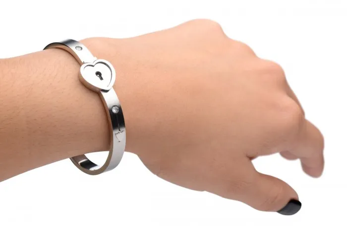 Vibrators XR Brands Master Series Cuffed Locking Bracelet and Key Necklace